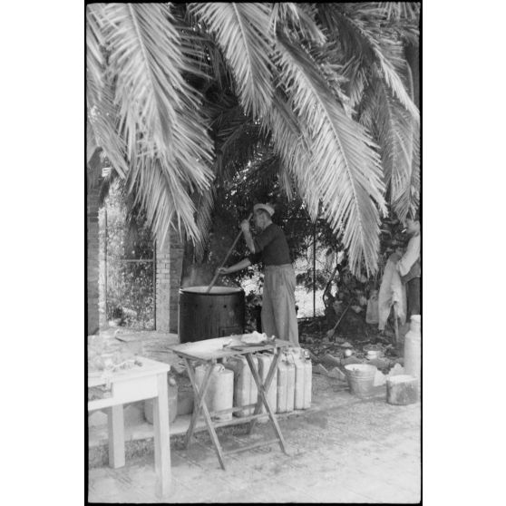 Un cuisinier de la 3e batterie du FlaK-Regiment 23 réchauffe un repas pour son unité.