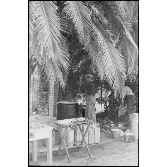 Un cuisinier de la 3e batterie du FlaK-Regiment 23 réchauffe un repas pour son unité.