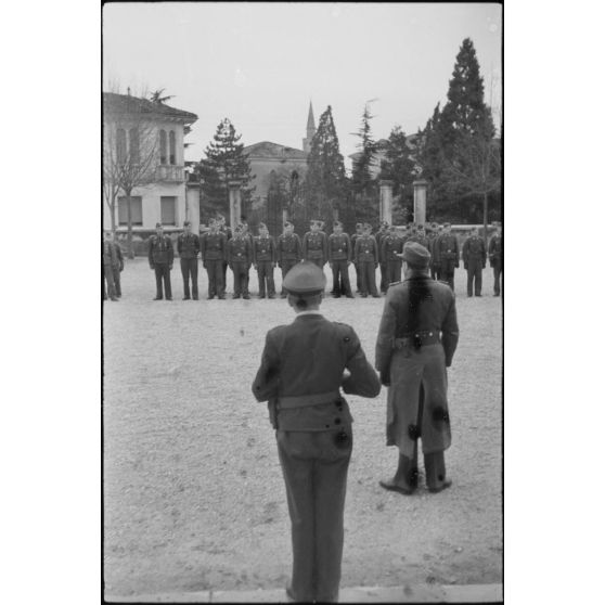 Le colonel (Oberstleutnant) Joachim Helbig s'adresse aux équipages du III./LG1 (Lehrgeschwader 1) avant de remettre des décorations.