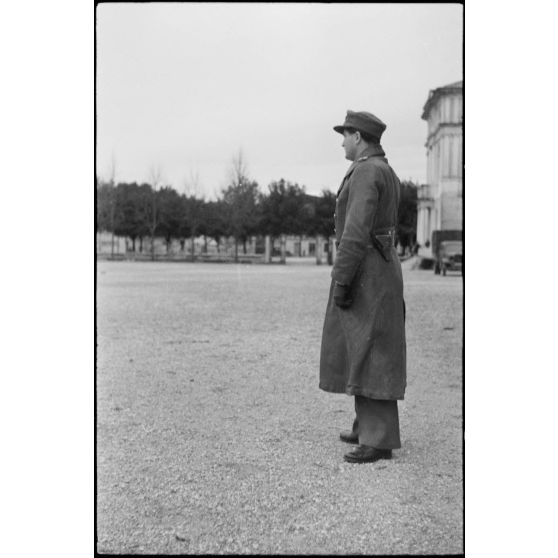 Le commandant (Major) Joachim Helbig remet des décorations en tant que commandant du Lehrgeschwader 1.