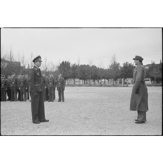 Le commandant (Major) Hans-Günther Nedden du III./LG1 (Lehrgeschwader 1) sort des rangs pour se présenter devant le colonel Joachim Helbig.