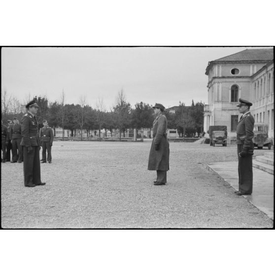 Le commandant (Major) Hans-Günther Nedden du III./LG1 (Lehrgeschwader 1) sort des rangs pour se présenter devant le colonel Joachim Helbig.