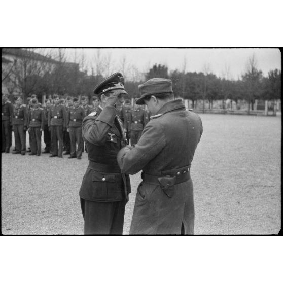 Le commandant (Major) Hans-Günther Nedden du III./LG1 (Lehrgeschwader 1) est décoré par le colonel Joachim Helbig.