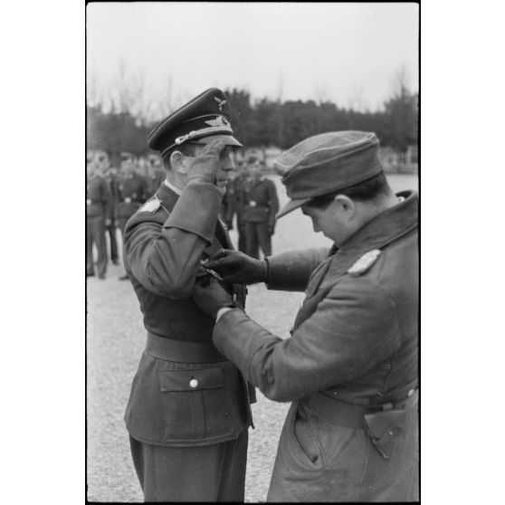 Le commandant (Major) Hans-Günther Nedden du III./LG1 (Lehrgeschwader 1) est décoré par le colonel Joachim Helbig.