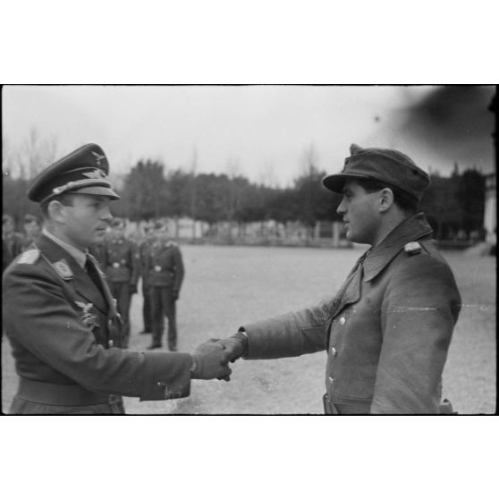 Le commandant (Major) Hans-Günther Nedden du III./LG1 (Lehrgeschwader 1) est décoré par le colonel Joachim Helbig.