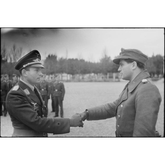 Le commandant (Major) Hans-Günther Nedden du III./LG1 (Lehrgeschwader 1) est décoré par le colonel Joachim Helbig.