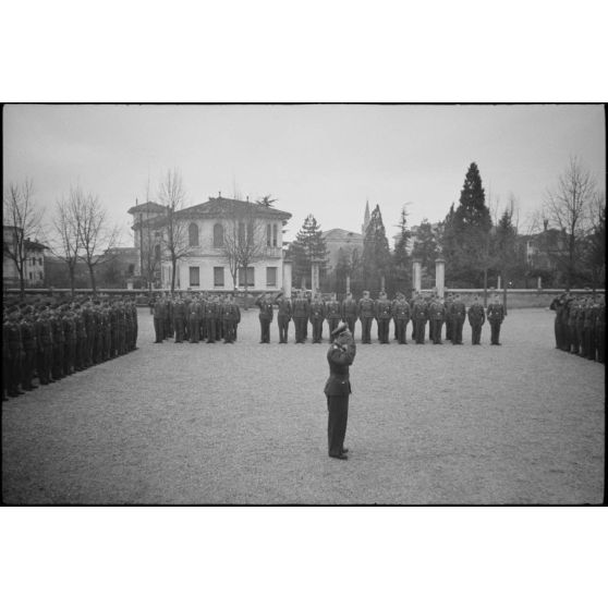 A Pordenone, le 29 février 1944, la prise d'armes lors de laquelle le commandant Hans-Günther Nedden du III./LG1 (Lehrgeschwader 1) est décoré de la croix allemande en or (Deutsches Kreuz in Gold).