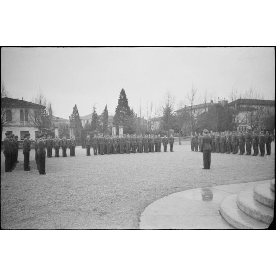 A Pordenone, le 29 février 1944, la prise d'armes lors de laquelle le commandant Hans-Günther Nedden du III./LG1 (Lehrgeschwader 1) est décoré de la croix allemande en or (Deutsches Kreuz in Gold).