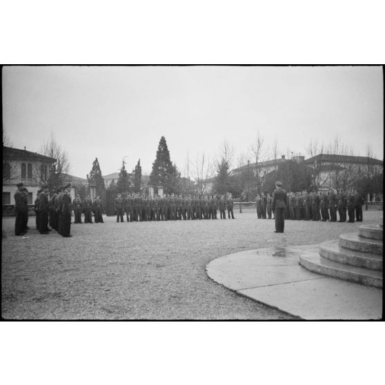 A Pordenone, le 29 février 1944, la prise d'armes lors de laquelle le commandant Hans-Günther Nedden du III./LG1 (Lehrgeschwader 1) est décoré de la croix allemande en or (Deutsches Kreuz in Gold).