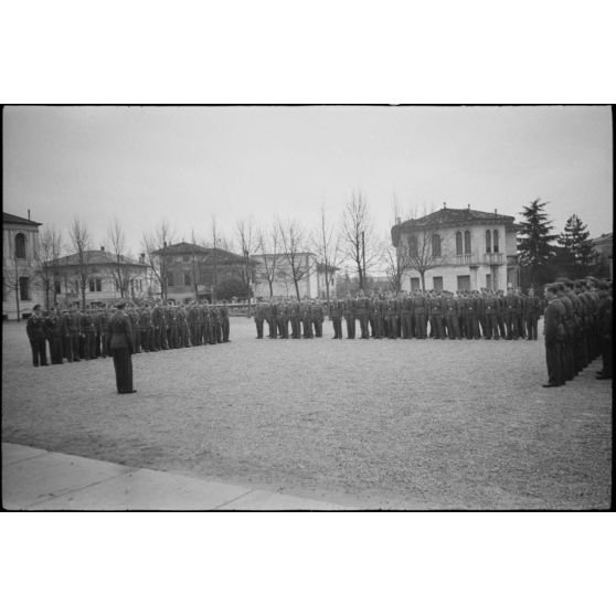 A Pordenone, le 29 février 1944, la prise d'armes lors de laquelle le commandant Hans-Günther Nedden du III./LG1 (Lehrgeschwader 1) est décoré de la croix allemande en or (Deutsches Kreuz in Gold).