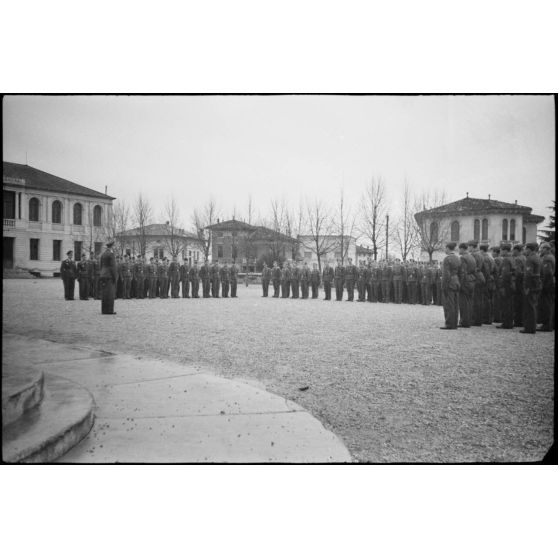 A Pordenone, le 29 février 1944, la prise d'armes lors de laquelle le commandant Hans-Günther Nedden du III./LG1 (Lehrgeschwader 1) est décoré de la croix allemande en or (Deutsches Kreuz in Gold).