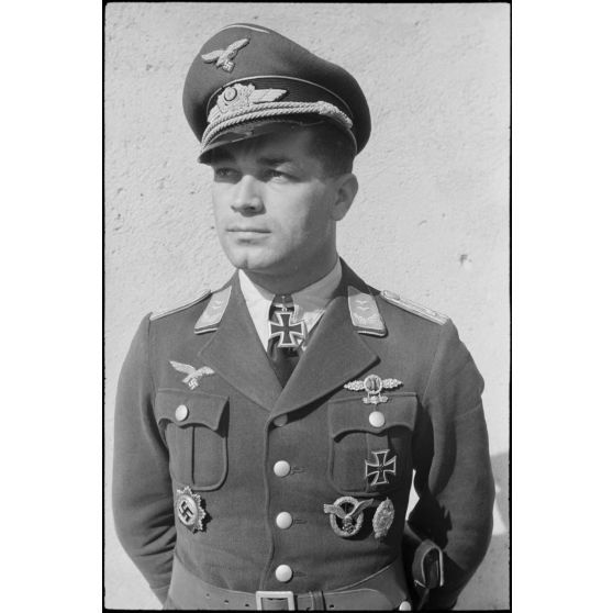 Portrait du lieutenant (Oberleutnant) Georg Sattler pilote du 1.(K)/LG.1 à Aviano (Frioul, Italie).