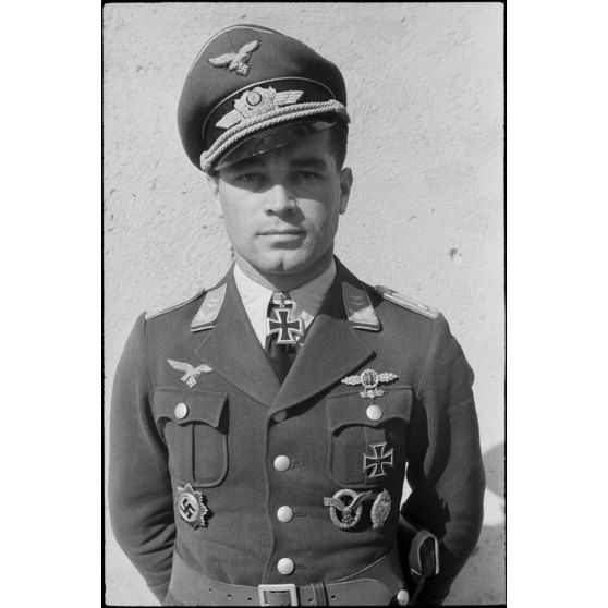 Portrait du lieutenant (Oberleutnant) Georg Sattler pilote du 1.(K)/LG.1 à Aviano (Frioul, Italie).