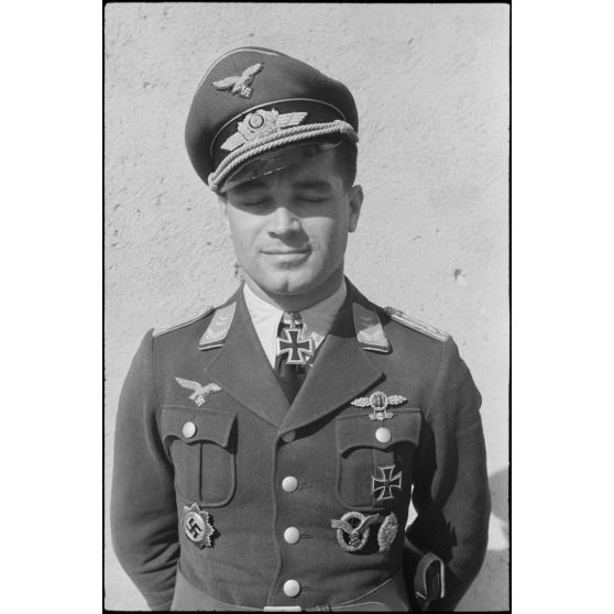 Portrait du lieutenant (Oberleutnant) Georg Sattler pilote du 1.(K)/LG.1 à Aviano (Frioul, Italie).