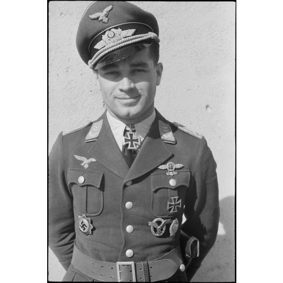 Portrait du lieutenant (Oberleutnant) Georg Sattler pilote du 1.(K)/LG.1 à Aviano (Frioul, Italie).