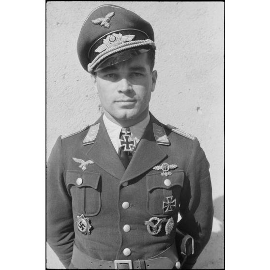 Portrait du lieutenant (Oberleutnant) Georg Sattler pilote du 1.(K)/LG.1 à Aviano (Frioul, Italie).