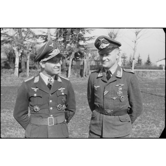 Portrait du lieutenant (Oberleutnant) Georg Sattler et de son équipage membres du 1.(K)/LG.1 à Aviano (Frioul, Italie).