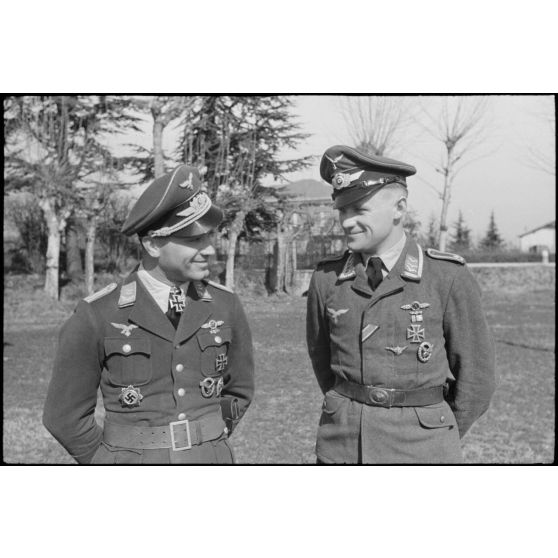 Portrait du lieutenant (Oberleutnant) Georg Sattler et de son équipage membres du 1.(K)/LG.1 à Aviano (Frioul, Italie).