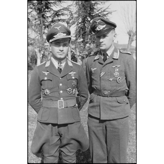 Portrait du lieutenant (Oberleutnant) Georg Sattler et de son équipage membres du 1.(K)/LG.1 à Aviano (Frioul, Italie).