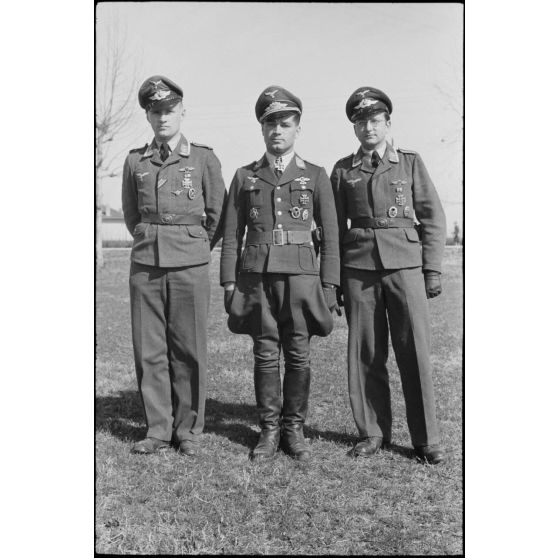 Portrait du lieutenant (Oberleutnant) Georg Sattler et de son équipage membres du 1.(K)/LG.1 à Aviano (Frioul, Italie).