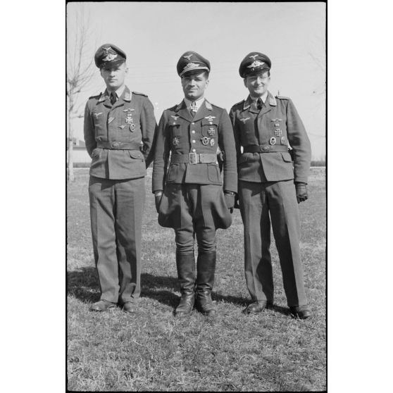 Portrait du lieutenant (Oberleutnant) Georg Sattler et de son équipage membres du 1.(K)/LG.1 à Aviano (Frioul, Italie).