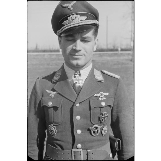 Portrait du lieutenant (Oberleutnant) Georg Sattler pilote du 1.(K)/LG.1 à Aviano (Frioul, Italie).