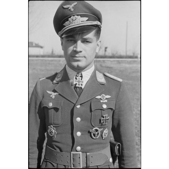 Portrait du lieutenant (Oberleutnant) Georg Sattler pilote du 1.(K)/LG.1 à Aviano (Frioul, Italie).