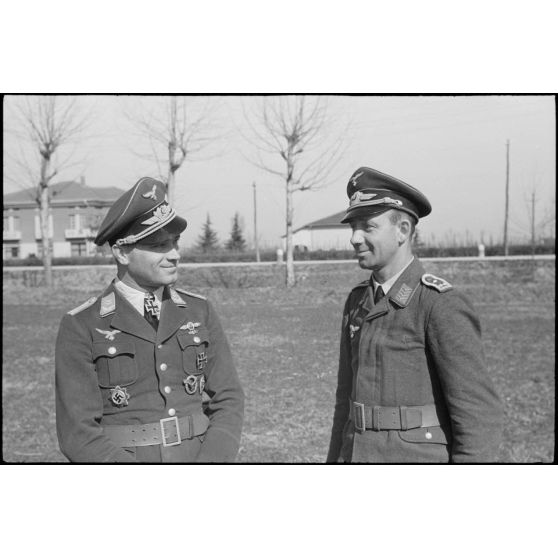 Portrait du lieutenant (Oberleutnant) Georg Sattler et de son équipage membres du 1.(K)/LG.1 à Aviano (Frioul, Italie).