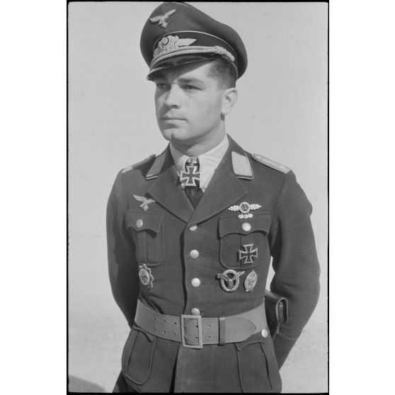 Portrait du lieutenant (Oberleutnant) Georg Sattler pilote du 1.(K)/LG.1 à Aviano (Frioul, Italie).