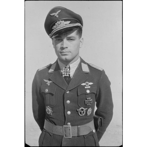 Portrait du lieutenant (Oberleutnant) Georg Sattler pilote du 1.(K)/LG.1 à Aviano (Frioul, Italie).