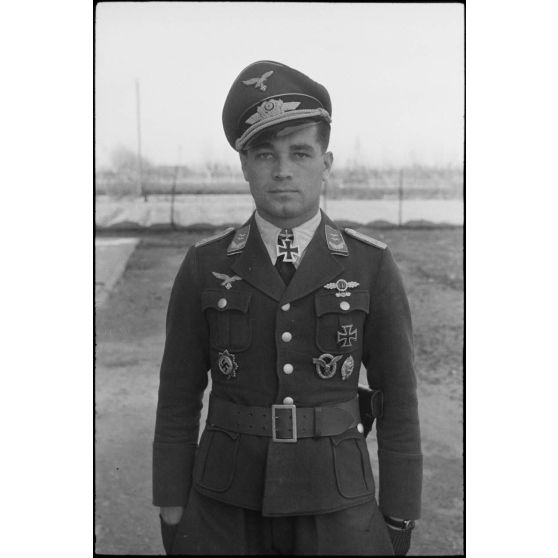 Portrait du lieutenant (Oberleutnant) Georg Sattler pilote du 1.(K)/LG.1 à Aviano (Frioul, Italie).