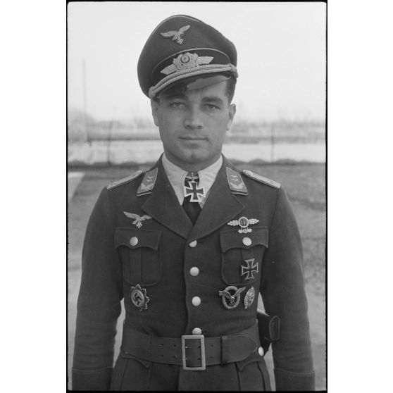 Portrait du lieutenant (Oberleutnant) Georg Sattler pilote du 1.(K)/LG.1 à Aviano (Frioul, Italie).