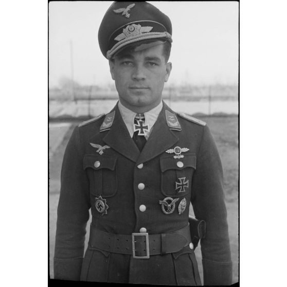 Portrait du lieutenant (Oberleutnant) Georg Sattler pilote du 1.(K)/LG.1 à Aviano (Frioul, Italie).