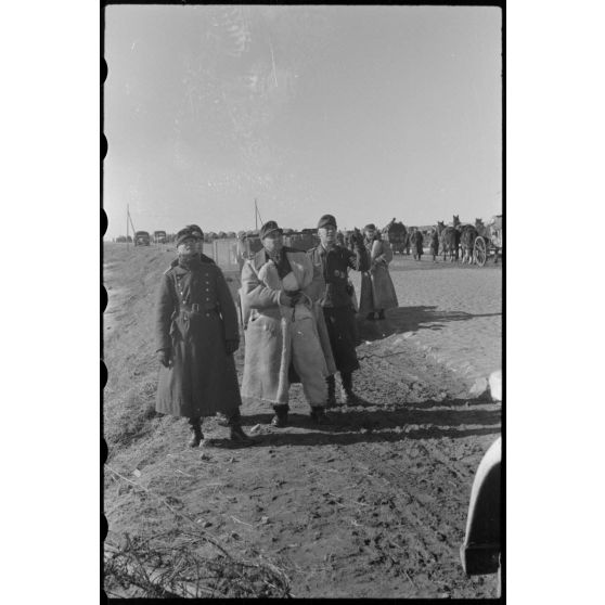 Le général Job Odebrecht, commandant du second corps de DCA allemand (Kommandierender General des 2.Flakkorps) observe une attaque aérienne.