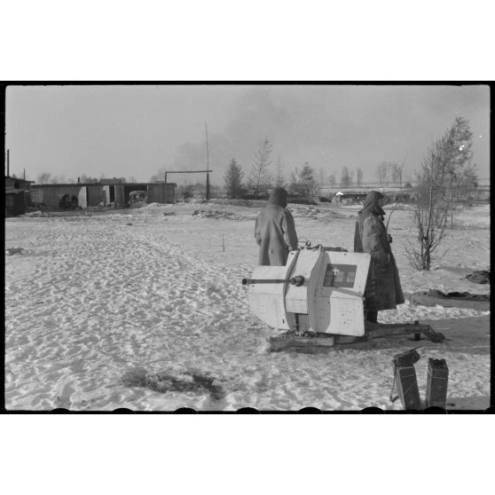 Dans le cadre de l'opération Büffelbewegung, la protection d'une route enneigée par des canons de 2 cm FlaK.