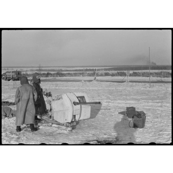 Dans le cadre de l'opération Büffelbewegung, la protection d'une route enneigée par des canons de 2 cm FlaK.