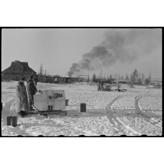 Dans le cadre de l'opération Büffelbewegung, la protection d'une route enneigée par des canons de 2 cm FlaK.