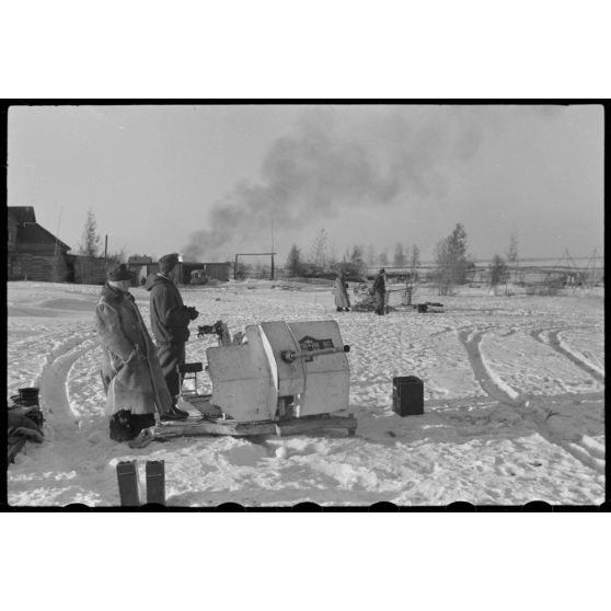 Dans le cadre de l'opération Büffelbewegung, la protection d'une route enneigée par des canons de 2 cm FlaK.