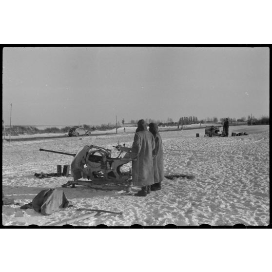 Dans le cadre de l'opération Büffelbewegung, la protection d'une route enneigée par des canons de 2 cm FlaK.