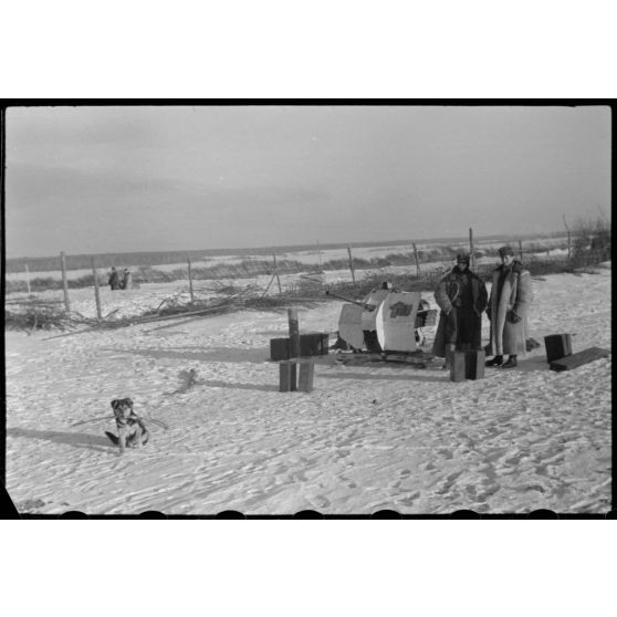 Dans le cadre de l'opération Büffelbewegung, la protection d'une route enneigée par des canons de 2 cm FlaK.