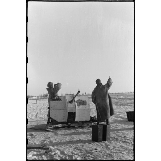 Dans le cadre de l'opération Büffelbewegung, la protection d'une route enneigée par des canons de 2 cm FlaK.