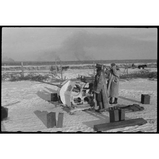 Dans le cadre de l'opération Büffelbewegung, la protection d'une route enneigée par des canons de 2 cm FlaK.