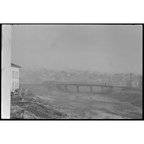 A Wjasma (Viazma), des ponts restés intacts permettent aux troupes allemandes de quitter la ville.