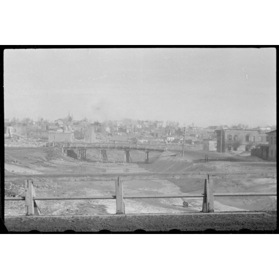 A Wjasma (Viazma), des ponts restés intacts permettent aux troupes allemandes de quitter la ville.