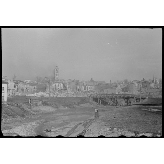 A Wjasma (Viazma), des ponts restés intacts permettent aux troupes allemandes de quitter la ville.