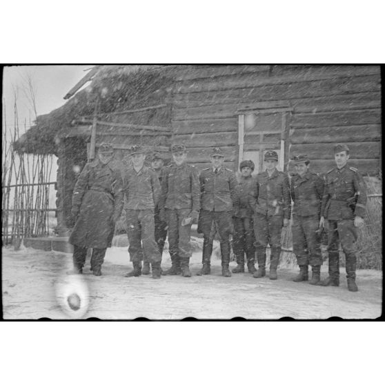 Des fantassins de la Luftwaffe et un policier militaire de l'armée de terre allemande.