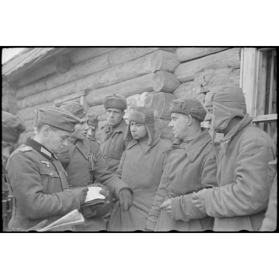 Interrogatoire de prisonniers de l'Armée rouge.