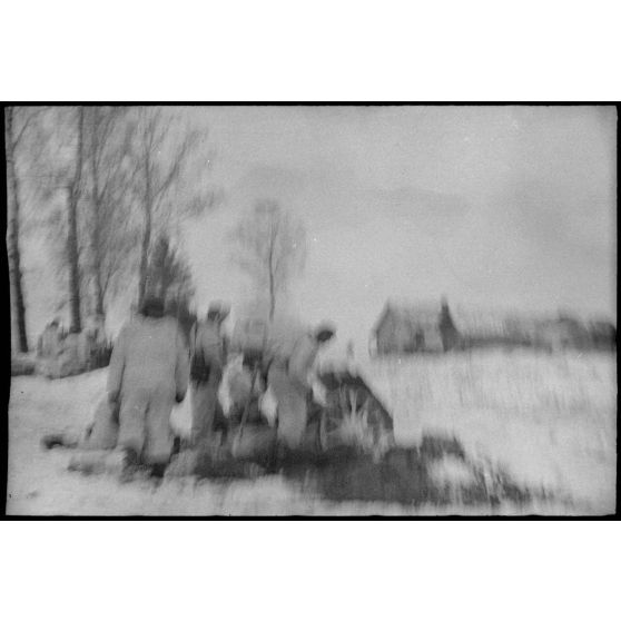 Un obusier de 7,5 cm leIG 18 (Leichte Infanterie Geschütz 18) durant la bataille de Witebsk.