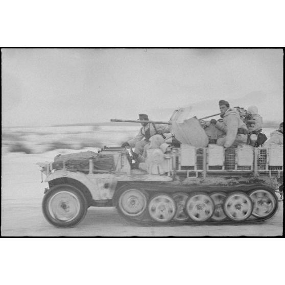 Un semi-chenillé (Sd.kfz.10/4) équipé d'un canon de 2 cm Flak 38 durant la bataille de Witebsk.