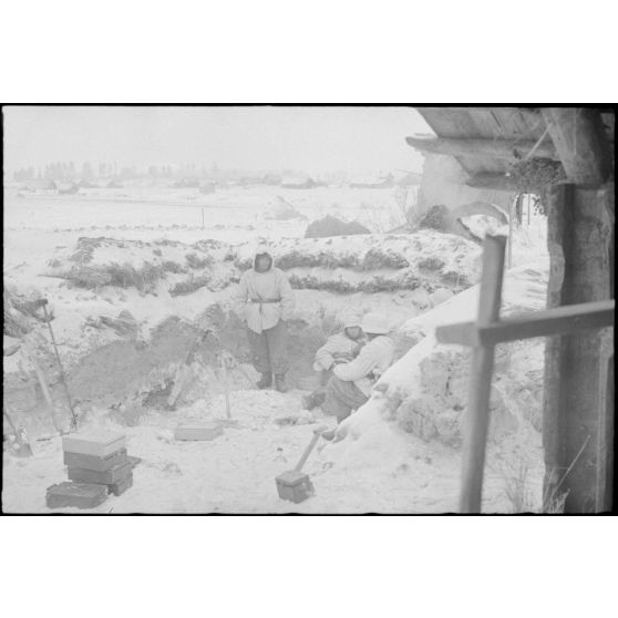 Les servants d'une pièce de mortier d'infanterie (8 cm GrW 34) lors de la bataille de Witebsk.